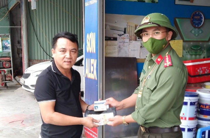 Chốt kiểm soát dịch Covid-19 số 5 trao trả tài sản bị bỏ quên